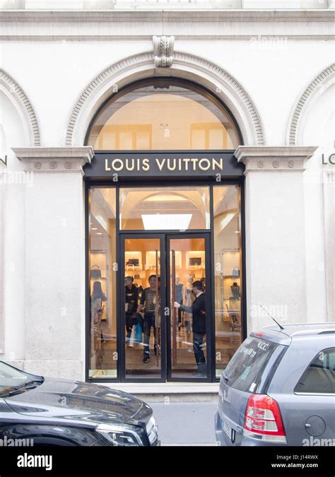 negozio louis vuitton via montenapoleone milano|louis vuitton italy.